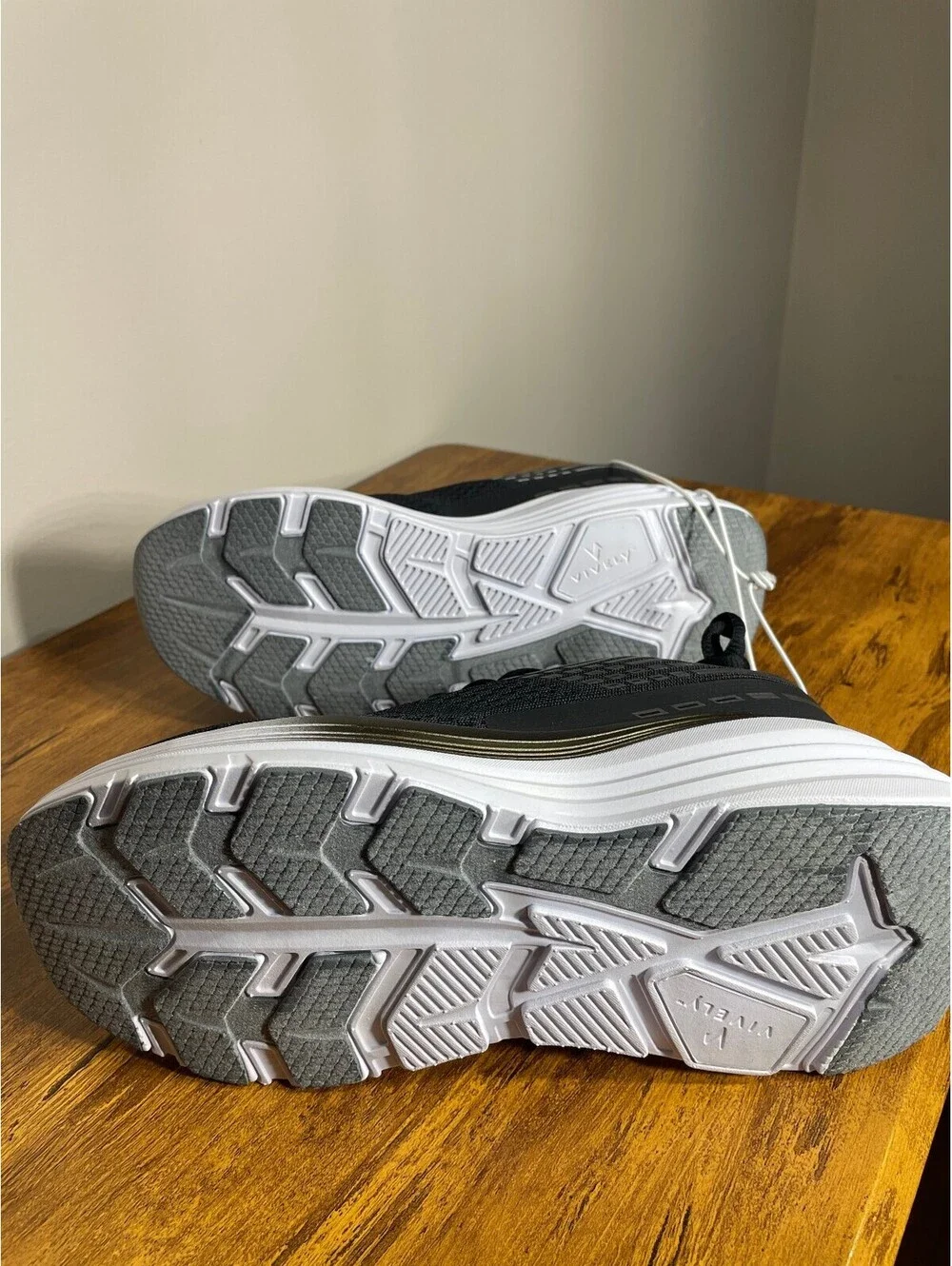 New Vively Phoenix Black Mesh Athletic Sneakers Women's Size 8.5 Gorpcore BTS